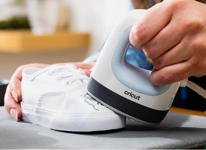 Cricut EasyPress Mini - Zen Blue product in gebruik