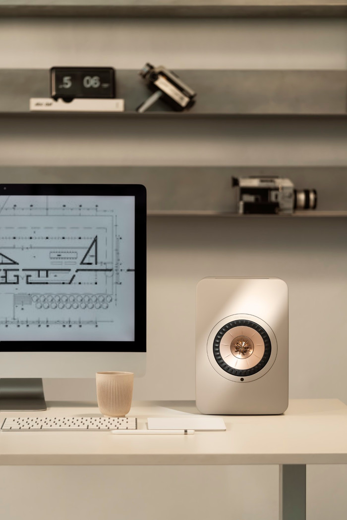 KEF LS50 Wireless II Beige product in gebruik