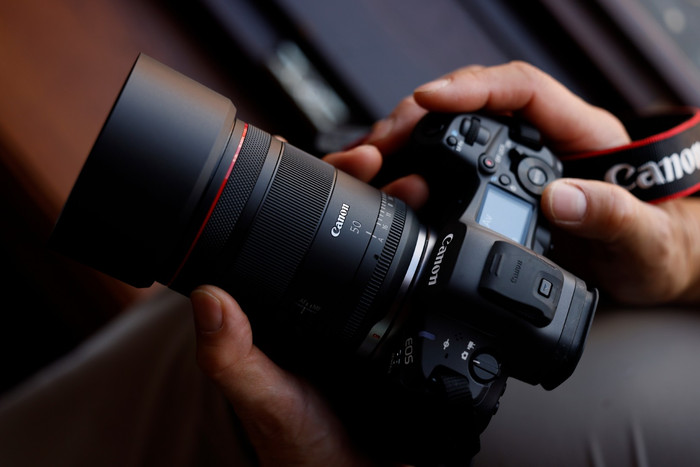 Canon RF 50mm f/1.4L VCM product in use