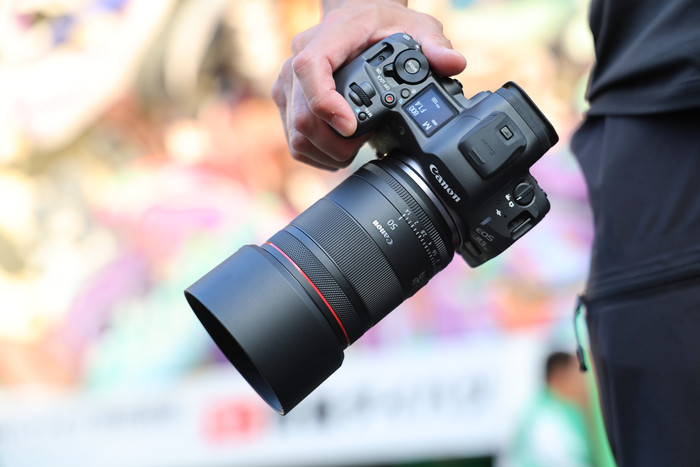 Canon RF 50mm f/1.4L VCM product in use