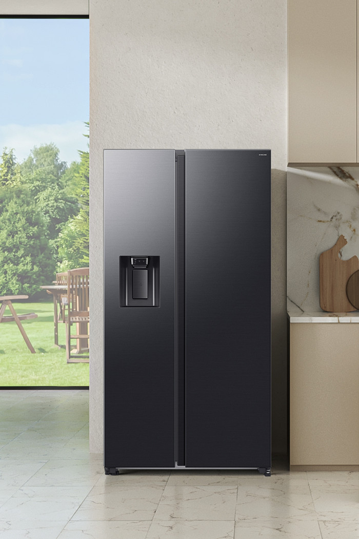 Samsung RS70F66KBFEF product in use