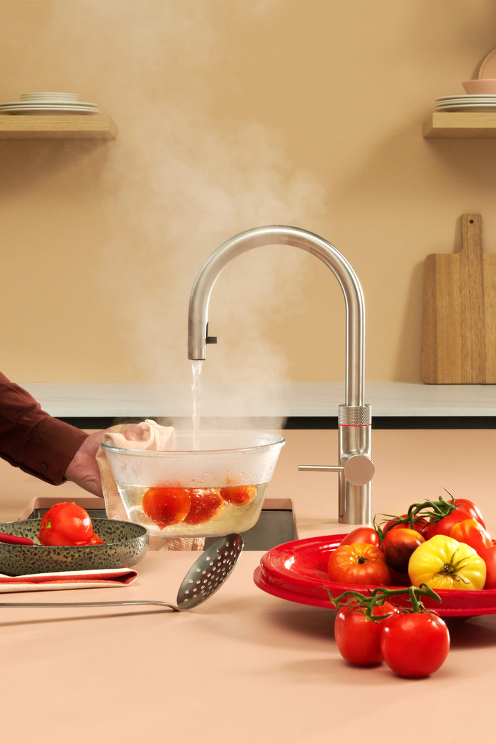 Quooker COMBI+ + Quooker Flex Round RVS product in gebruik