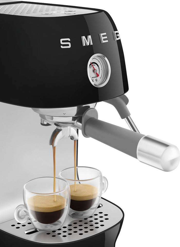 SMEG ECF03BLEU Zwart product in gebruik