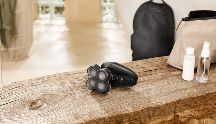 Philips Headshaver Series 5000 HS5980/15 product in use