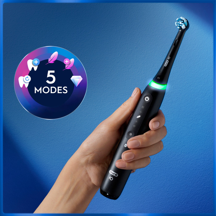 Oral-B iO 5N Zwart en Wit duo pack product in gebruik