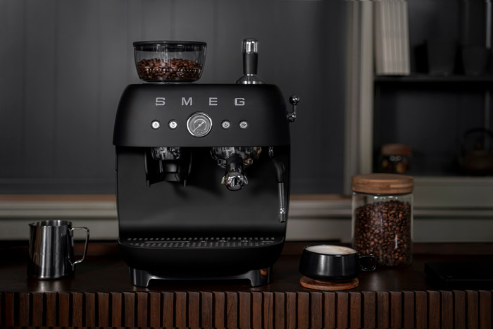 SMEG EGF03BLMEU Mat Zwart product in gebruik