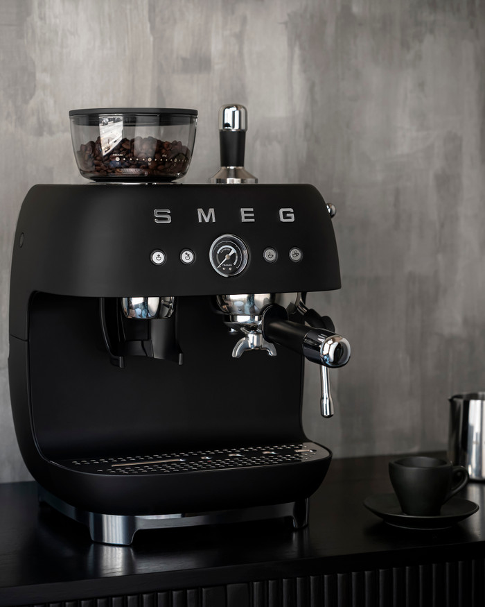 SMEG EGF03BLMEU Mat Zwart product in gebruik