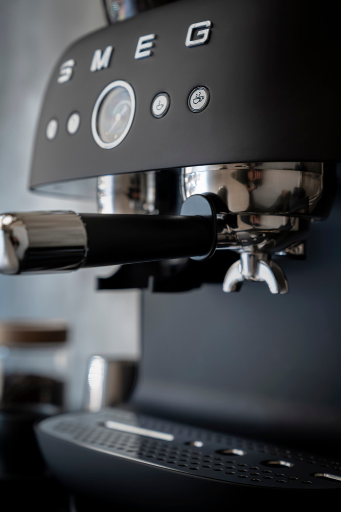 SMEG EGF03BLMEU Mat Zwart product in gebruik