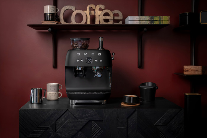 SMEG EGF03BLMEU Mat Zwart product in gebruik