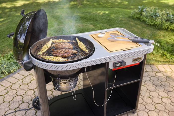 Weber Performer Premium Smart product in gebruik