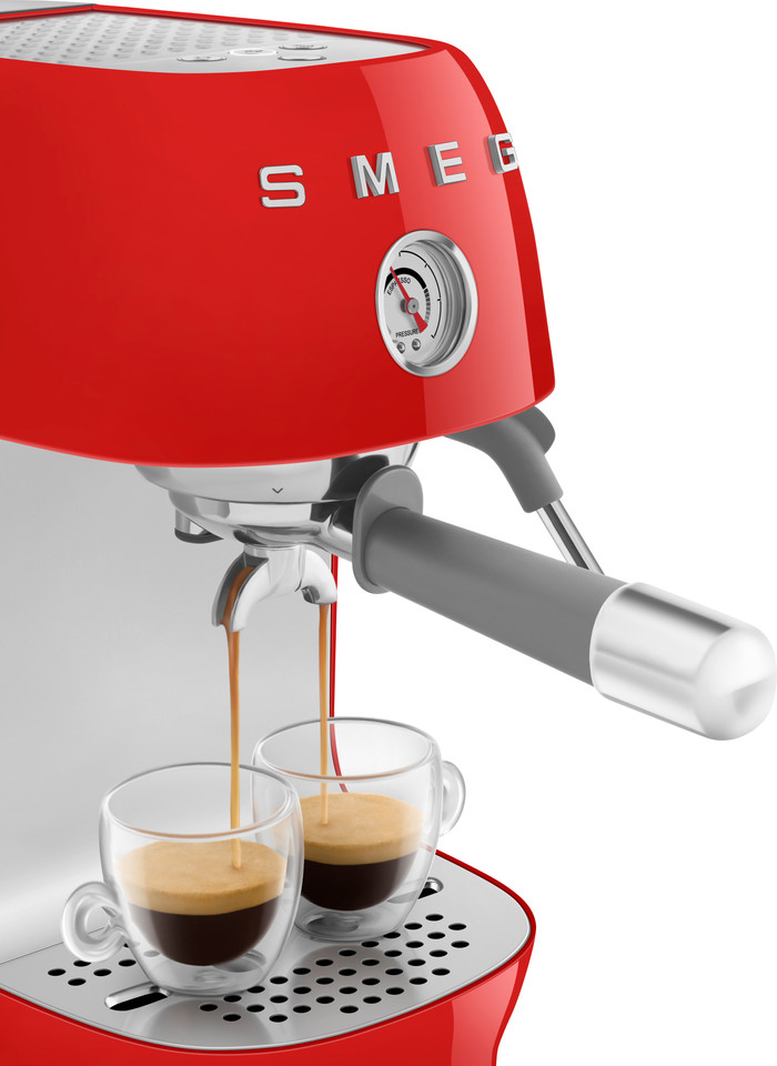 SMEG ECF03RDEU Rood product in gebruik