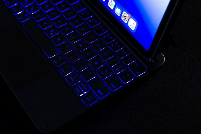 BlueBuilt Apple iPad Air (2025/2024) 11 inch Toetsenbord Hoes QWERTY Zwart product in gebruik