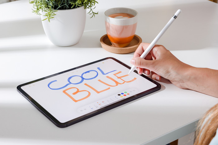 BlueBuilt Apple iPad Air / Apple iPad Pro (2025/2024) 13 inch Paperfeel Screenprotector product in gebruik