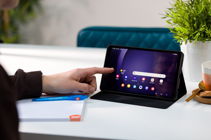 Samsung Galaxy Tab A9 8,7 inch 128GB Wifi Grijs + BlueBuilt Book Case Zwart product in gebruik