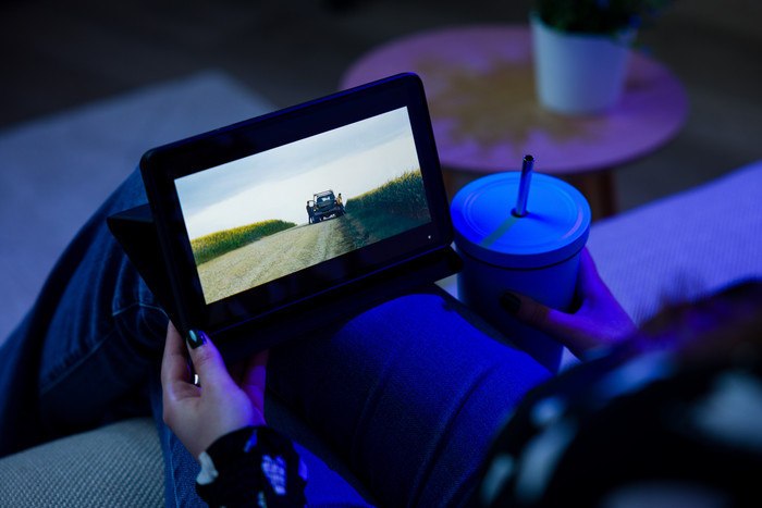 Samsung Galaxy Tab A9 8,7 inch 128GB Wifi Grijs + BlueBuilt Book Case Zwart product in gebruik