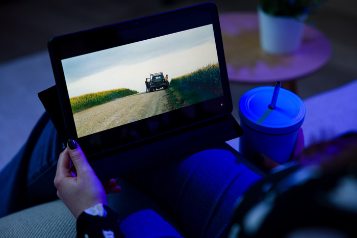 Samsung Galaxy Tab A9 Plus 11 inch 128GB Wifi Grijs + Beschermpakket product in gebruik