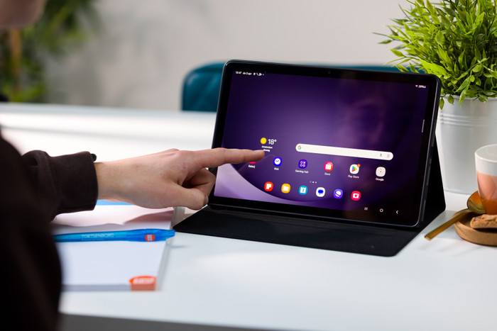 BlueBuilt Samsung Galaxy Tab A9 Plus Book Case Groen product in gebruik