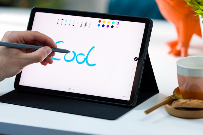 Samsung Galaxy Tab S9 11 inch 128GB Wifi Zwart + BlueBuilt Book Case Zwart product in gebruik