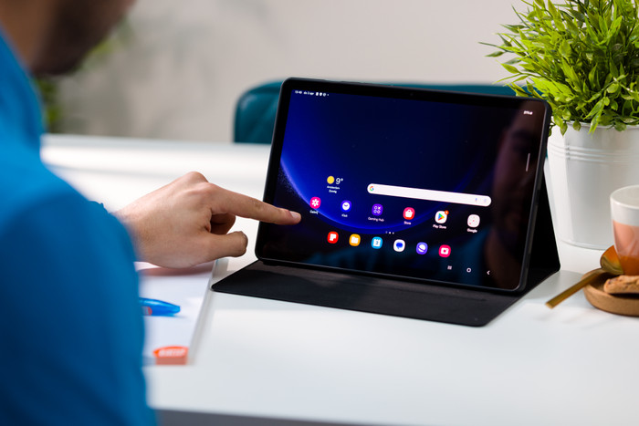 Samsung Galaxy Tab S9 11 inch 128GB Wifi Zwart + BlueBuilt Book Case Zwart product in gebruik