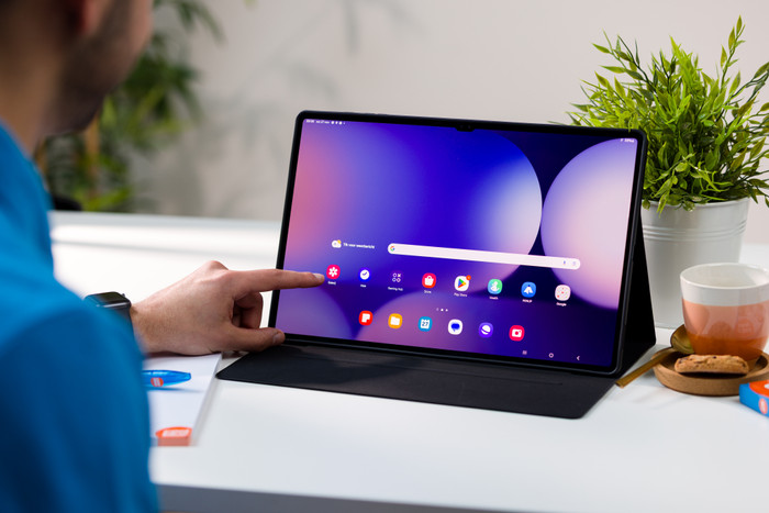 BlueBuilt Samsung Galaxy S9 Ultra / S10 Ultra Book Case Zwart product in gebruik