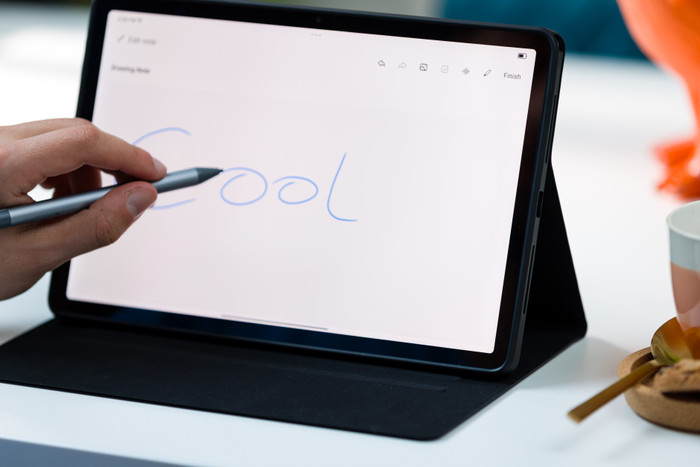 BlueBuilt Lenovo M11 Book Case Zwart product in gebruik