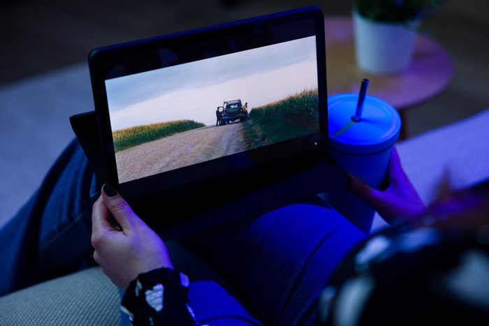 BlueBuilt Lenovo M11 Book Case Zwart product in gebruik