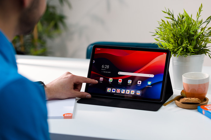 BlueBuilt Lenovo M11 Book Case Zwart product in gebruik