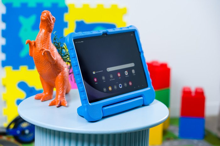 BlueBuilt Samsung Galaxy Tab A9 Plus Kids Cover Blauw product in gebruik