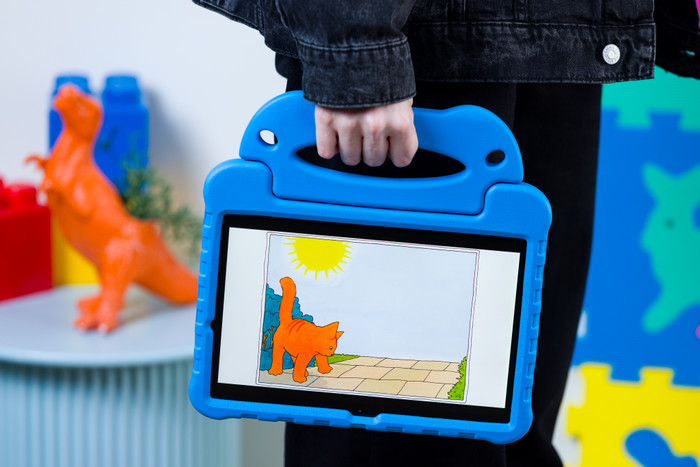 BlueBuilt Samsung Galaxy Tab A9 Plus Kids Cover Blauw product in gebruik