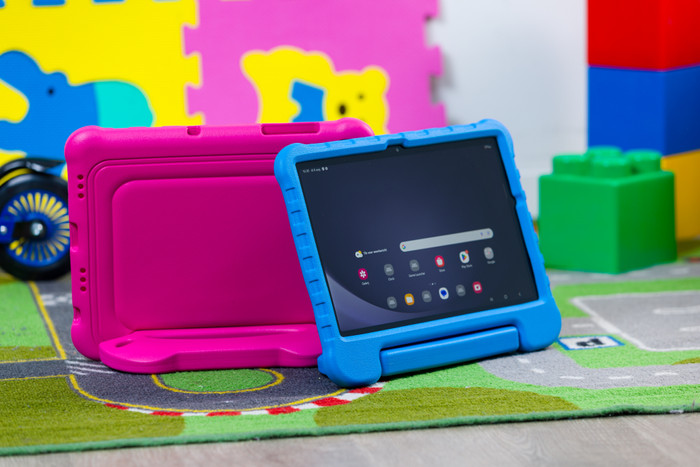 BlueBuilt Samsung Galaxy Tab A9 Plus Kids Cover Blauw product in gebruik