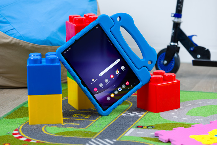 BlueBuilt Samsung Galaxy Tab A9 Plus Kids Cover Blauw product in gebruik