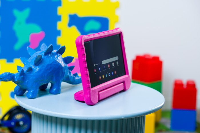 BlueBuilt Samsung Galaxy Tab A9 Kids Cover Roze product in gebruik