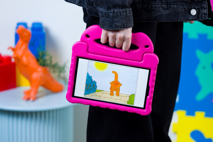 BlueBuilt Samsung Galaxy Tab A9 Kids Cover Roze product in gebruik