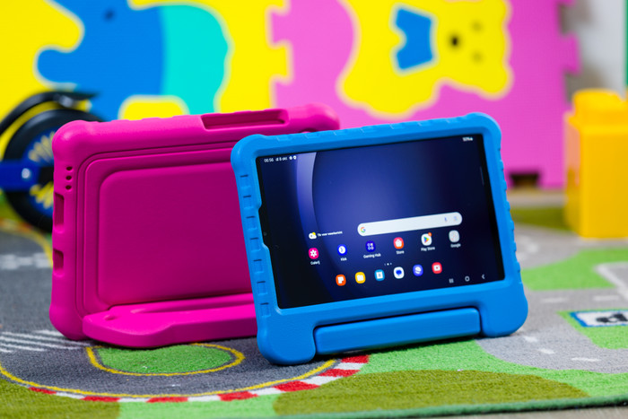 BlueBuilt Samsung Galaxy Tab A9 Kids Cover Roze product in gebruik