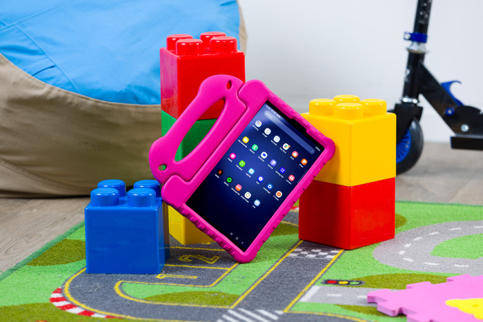 BlueBuilt Samsung Galaxy Tab A9 Kids Cover Roze product in gebruik