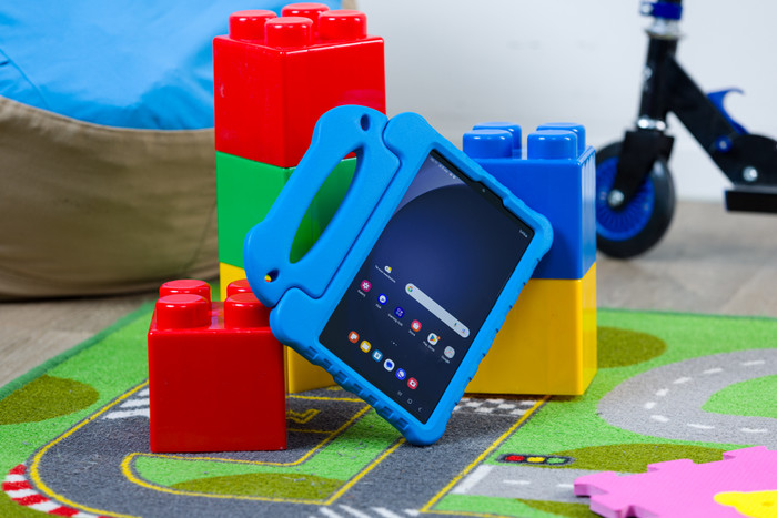 Samsung Galaxy Tab A9 8,7 inch 64GB Wifi en 4G Grijs + BlueBuilt Kids Cover Blauw product in gebruik