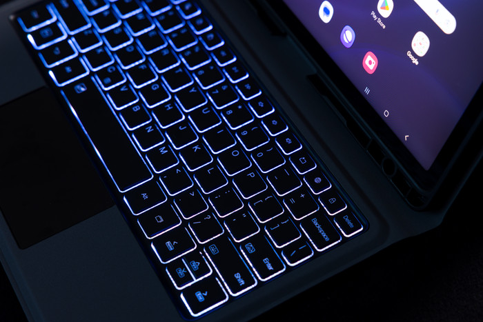 BlueBuilt Samsung Galaxy Tab S9/S9 FE/S10 FE/S10 Lite Toetsenbord Hoes QWERTY Zwart product in gebruik