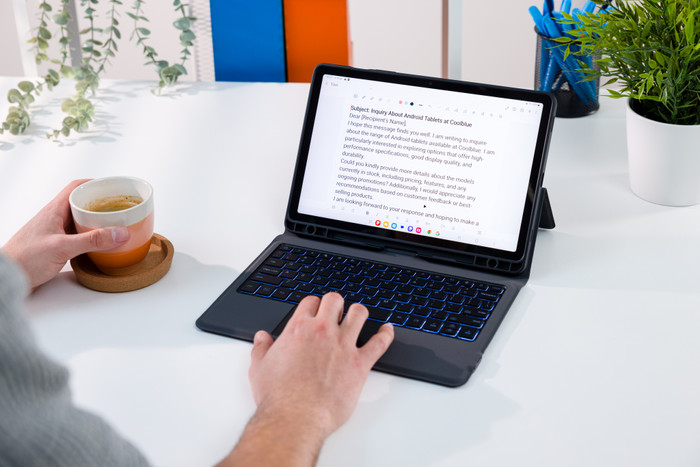 BlueBuilt Samsung Galaxy Tab S9/S9 FE/S10 FE/S10 Lite Toetsenbord Hoes QWERTY Zwart product in gebruik