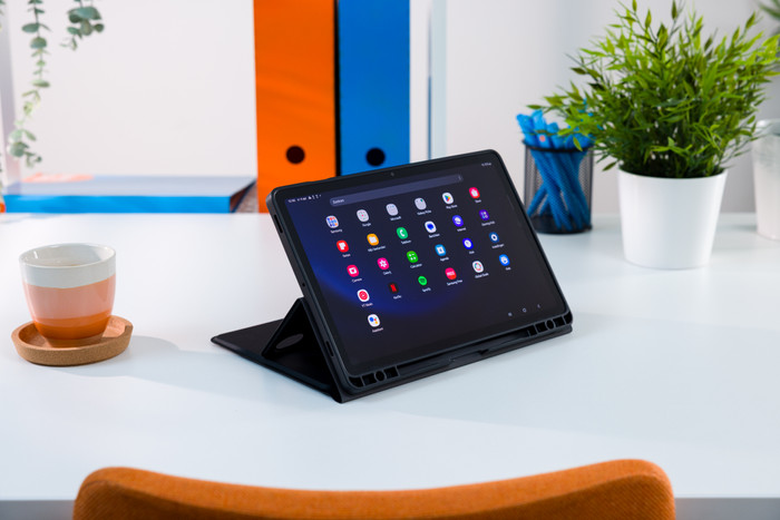 BlueBuilt Samsung Galaxy Tab S9/S9 FE/S10 FE/S10 Lite Toetsenbord Hoes QWERTY Zwart product in gebruik