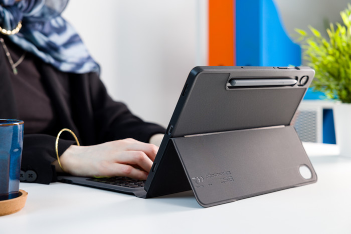 BlueBuilt Samsung Galaxy Tab S9/S9 FE/S10 FE/S10 Lite Toetsenbord Hoes QWERTY Zwart product in gebruik