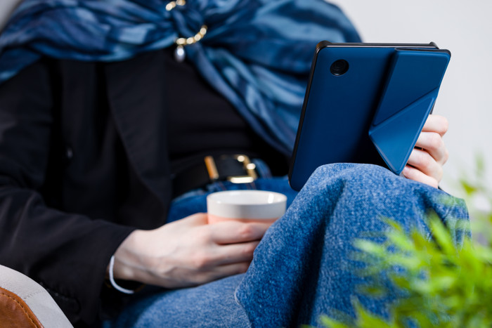 BlueBuilt Kobo Clara BW/Colour Book Case Blue product in use