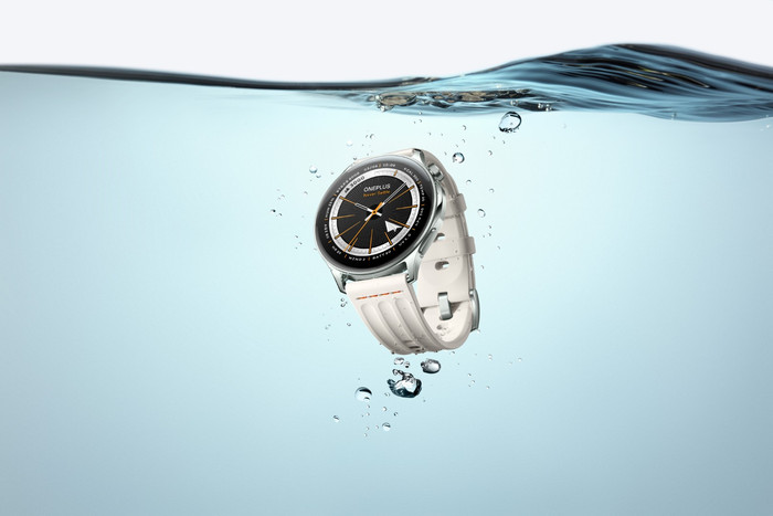 OnePlus Watch Lite Zilver 45 mm product in gebruik