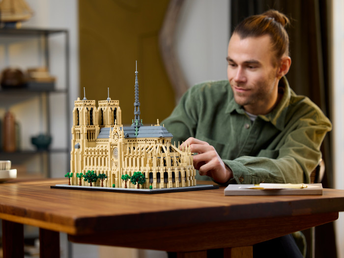 LEGO Architecture Notre-Dame van Parijs 21061 product in gebruik