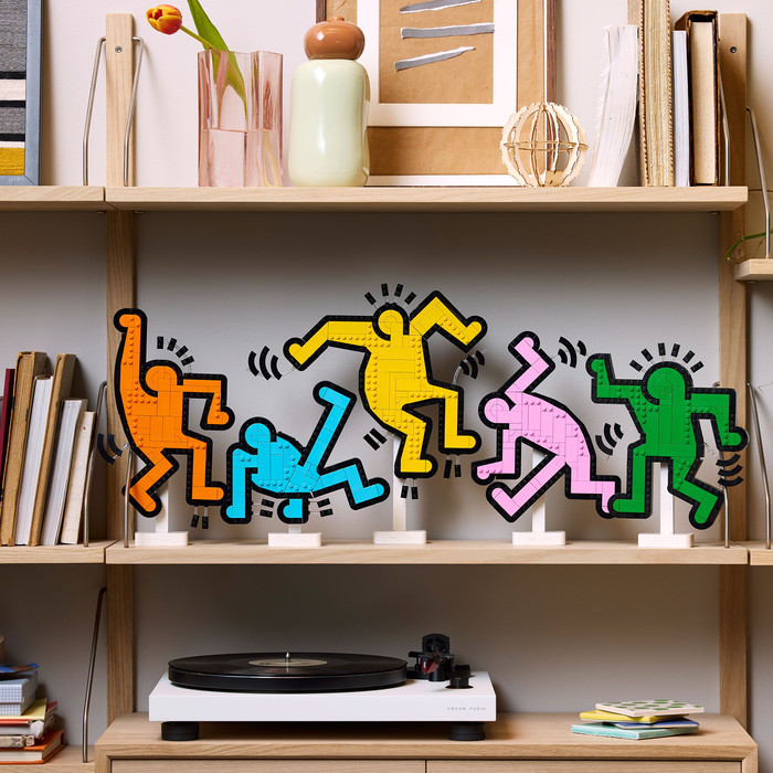 LEGO Art Keith Haring Dansende Figuren 31216 product in gebruik