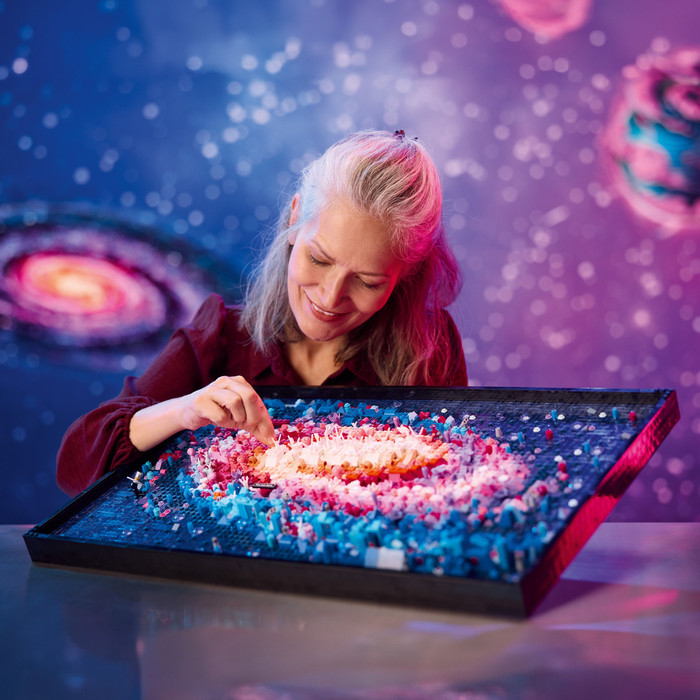 LEGO Art Het Melkwegstelsel 31212 product in gebruik