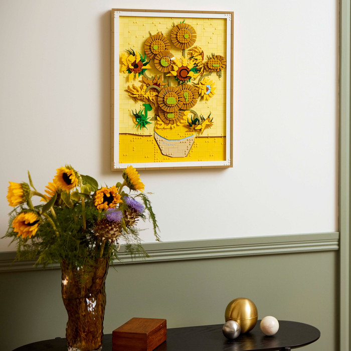 LEGO Art Vincent van Gogh Zonnebloemen 31215 product in gebruik