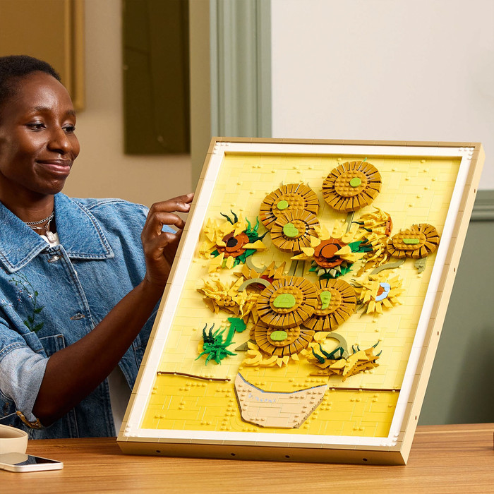 LEGO Art Vincent van Gogh Zonnebloemen 31215 product in gebruik