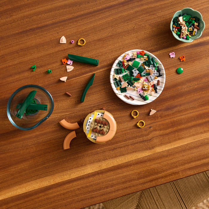 LEGO Botanicals Mini Orchidee 10343 product in gebruik