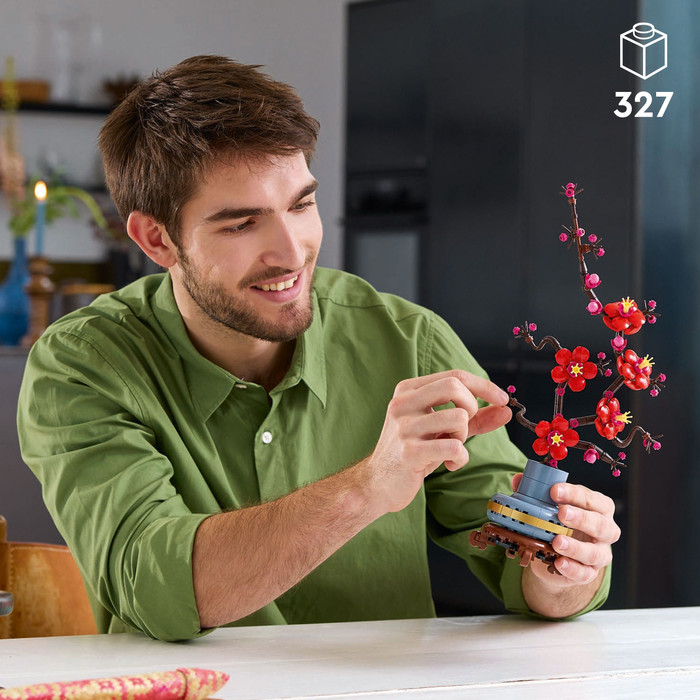 LEGO Botanicals Japanse Abrikoos 10369 product in gebruik