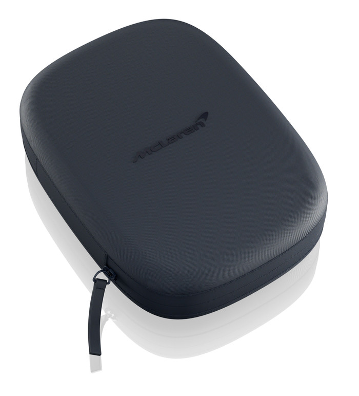 Bowers & Wilkins PX8 S2 McLaren product in gebruik